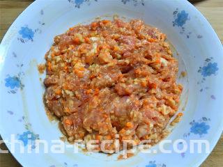 豆腐皮包肉,在剁好的肉馅中，加入料酒，适量盐，1勺生抽，1勺蚝油拌匀后再加少许糖调味，再慢慢地加入适量清水，把肉馅打上劲后静置一会儿。