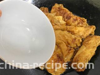 豆腐皮包肉,煮开后用水淀粉勾芡后即可熄火。
