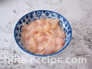 莴笋炒鸡肉,鸡胸肉去皮去筋洗净切成条状，加入料酒、盐、淀粉抓匀腌制备用