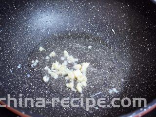 莴笋炒鸡肉,原锅倒入适量的食用油烧热，放入蒜末爆香