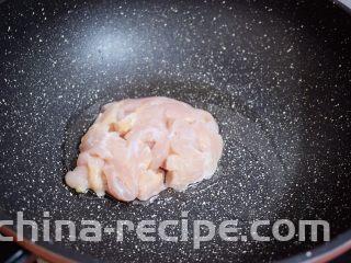 莴笋炒鸡肉,锅中倒入适量的食用油烧热，再放入鸡胸肉翻炒至变色变白