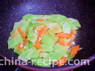 莴笋炒鸡肉,翻炒至断生