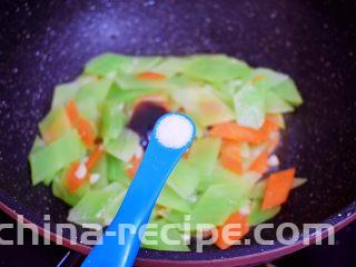 莴笋炒鸡肉,依个人口味加入盐，翻炒均匀