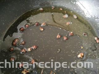 凉拌麻辣藕片,热锅凉油下入花椒粒小火烧至冒青烟