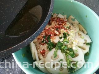 凉拌麻辣藕片,花椒过滤出来，把热油浇在调料上面