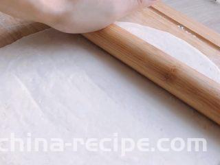 香肠飞饼卷,擀开擀薄