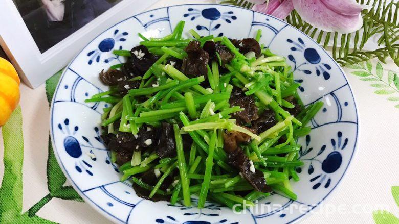 The method of mixing celery with fungus