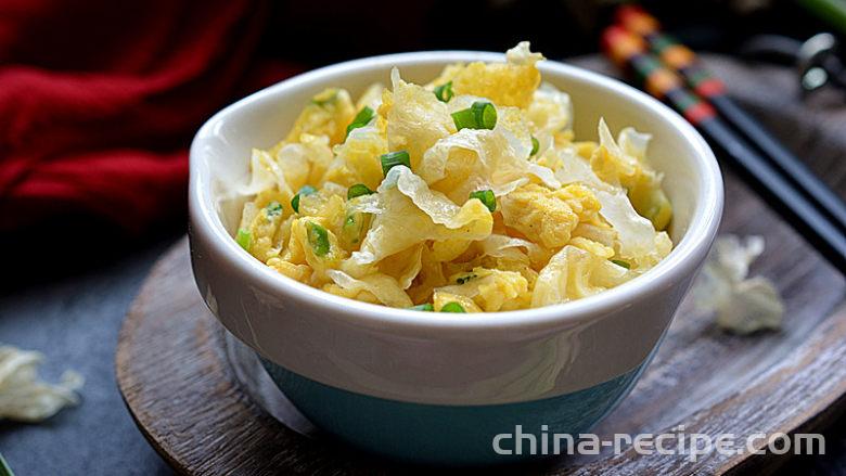The method of stir frying eggs with Tremella fuciformis