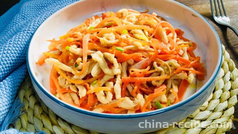 The method of stir frying shredded chicken with shredded carrots