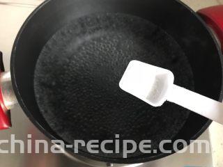 芹菜拌木耳,水开后放入一丢丢细盐