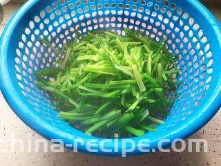 芹菜拌木耳,捞出，控干水分，备用