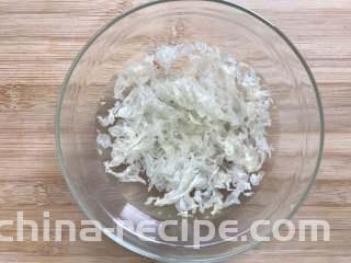 银耳炒鸡蛋,碎银耳用水泡20分钟左右