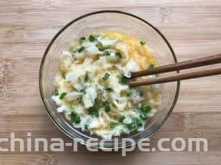 银耳炒鸡蛋,搅拌均匀备用
