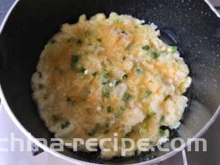 银耳炒鸡蛋,油烧至大约7成热，倒入银耳鸡蛋液，先煎一会，不要翻动