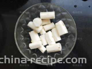 排骨玉米汤,山药削皮。切段。山药也可换成胡萝卜。