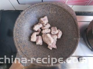排骨玉米汤,炒锅洗干净，把排骨倒进去。先炒干水分