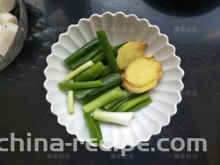 排骨玉米汤,葱切段，姜切片。