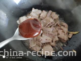 酱爆香菇木耳肉片,加入一勺甜面酱。