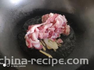 酱爆香菇木耳肉片,然后加入五花肉片，翻炒至肉片变白。