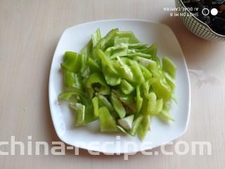 酱爆香菇木耳肉片,辣椒洗净从中间切开，然后切成块。