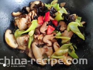 酱爆香菇木耳肉片,把木耳和辣椒也放入锅内。