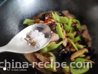 酱爆香菇木耳肉片,然后加入白糖，大火快速翻炒均匀后关火。