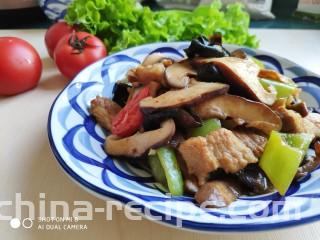 酱爆香菇木耳肉片,酱香味浓的香菇木耳肉片，特别下饭。