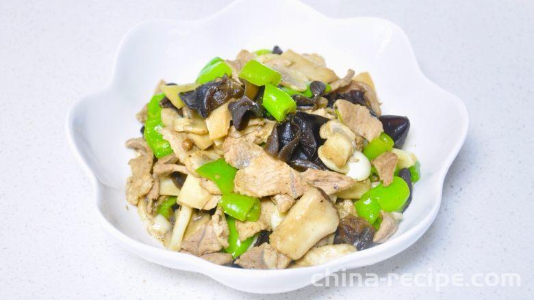 The method of stir frying pork slices with green peppers and mushrooms