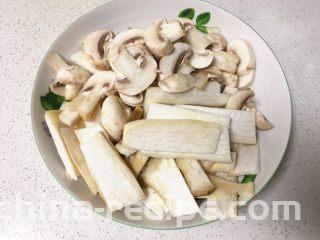 青椒蘑菇炒肉片,蘑菇分别切片
