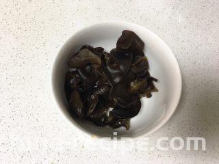 青椒蘑菇炒肉片,木耳切小块