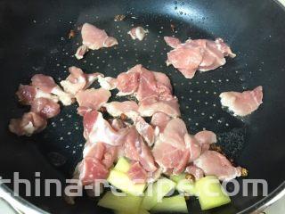 青椒蘑菇炒肉片,放入肉片