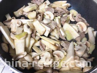 青椒蘑菇炒肉片,翻炒2~3分钟