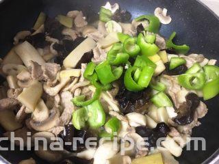 青椒蘑菇炒肉片,放入青椒，翻炒1分钟左右
