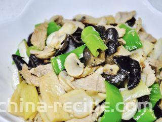 青椒蘑菇炒肉片,盛盘