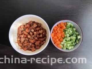 老干妈鸡丁炒饭,鸡腿去皮切小丁，加入红烧酱油和少量盐抓匀腌制15分钟，胡萝卜和黄瓜切小丁备用