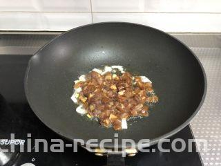 老干妈鸡丁炒饭,倒入鸡丁不停翻炒至变色