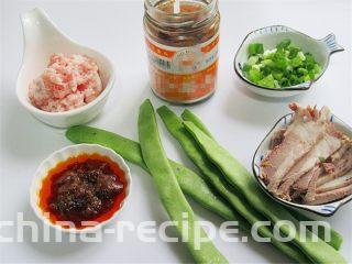 肉末酱香豆角面,先准备好所有食材，煮好的羊肉切片