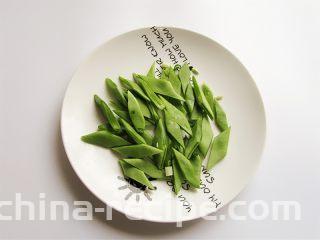 肉末酱香豆角面,宽豆角切斜条备用