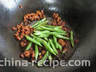 肉末酱香豆角面,倒入宽豆角干炒片刻，豆角入味上色熟透即可，注意豆角一定要炒熟，半生吃容易腹泻