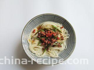 肉末酱香豆角面,装入面碗内，夹上羊肉片、炒好的肉末豆角码好
