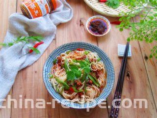 肉末酱香豆角面,喜欢辣椒的，还可以加点剁椒在上面点缀，油泼辣子也行，随自己喜好调味吧