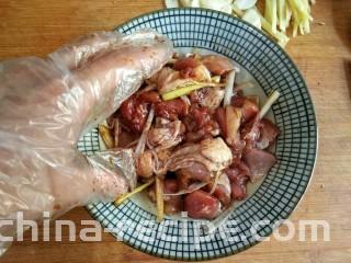 歌乐山辣子鸡,将切好的鸡块放入碗中，加入盐 ，鸡精，料酒 ，酱油 ，姜片，葱丝，抓拌均匀，腌制15-20分钟。