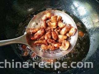 歌乐山辣子鸡,小火炸至鸡肉外酥里嫩，色泽鲜艳红润后沥油捞出。
