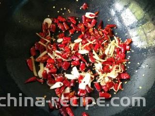 歌乐山辣子鸡,放入辣椒段，一起过油炒香。
