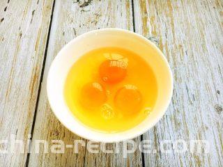 番茄鸡蛋菜花,准备好3和鸡蛋，磕入碗中，用筷子打散。