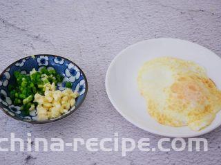酸汤面,蒜切末，葱切葱花，鸡蛋煎熟盛出备用