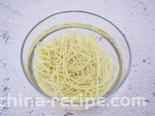 酸汤面,锅中烧开水，放入面条，把面条煮熟后过凉水沥干水分备用