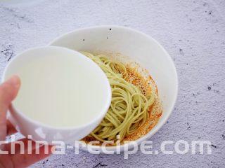 酸汤面,加入一碗煮面条的水