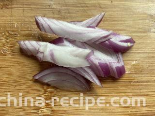 大白菜炖粉条,洋葱洗净切段