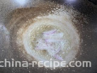 大白菜炖粉条,起油锅放入洋葱爆香